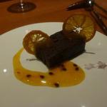 baron - ホットチョコケーキ、とブラッドオレンジ、パッションフルーツのソースで・・