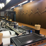 焼肉やっちゃん - カウンターのみ、一番乗りの我々でしばしの貸切でーす（^人^）