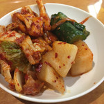 焼肉やっちゃん - 肉が来るまでキムチの盛り合わせを食べようねー