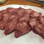 焼肉やっちゃん - まずは上タン❣️1.5人前は300gと言うボリュームは圧巻ですねー