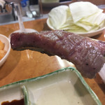 焼肉やっちゃん - 見よ❣️コレはタンの厚さとは思えない(￣∀￣)