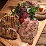 肉系居酒屋 肉十八番屋 - 肉系居酒屋 肉十八番屋 五反田店(東京都品川区東五反田)おまかせ炭火焼5点盛り 2980円