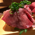 肉系居酒屋 肉十八番屋 - 肉系居酒屋 肉十八番屋 五反田店(東京都品川区東五反田)炙り牛タン寿司4カン