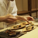 木山 - 盛り付け「時鮭（トキシラズ）の雲丹焼き卵黄醤油がけ、三度豆とインゲンとワラビの胡麻和え」