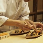 木山 - 盛り付け「時鮭（トキシラズ）の雲丹焼き卵黄醤油がけ、三度豆とインゲンとワラビの胡麻和え」