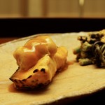 木山 - 時鮭（トキシラズ）の雲丹焼き卵黄醤油がけ、三度豆とインゲンとワラビの胡麻和え