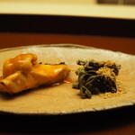 木山 - 時鮭（トキシラズ）の雲丹焼き卵黄醤油がけ、三度豆とインゲンとワラビの胡麻和え