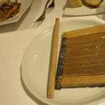 リストランテ サクラ - 溝のついた板と棒を使ってくるりと巻 いた手打ちパスタ