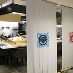 ご馳走たか波 - 海の幸が置かれたカウンター