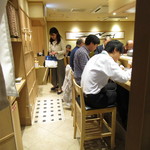 Tonkatsu Suzuki - 店内はカウンターが中心