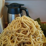 つけ麺 うまづら - 鬼盛りドアップ、その上に熱々のつけ汁が到着の図