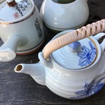 駒屋 - 店先の縁台には急須が、お茶はセルフです。