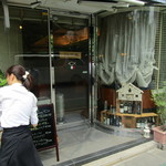 西五反田の目黒川沿いにございます