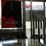 玉蘭 - 東宝撮影所のスタッフ御用達なので、シンゴジラのポスターが。