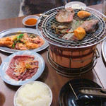 炭火ホルモン壱 - 左から
                                ・塩タン(何枚か焼いちゃってます)
                                ・チャンジャ(だったと思う)
                                ・ホルモン盛り合わせハーフ
                                ・ハート刺
                                ・キャベツ＆たまねぎ