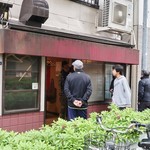 麺屋 坂本01 - 外装まで手が回らなかったのか？以前のお好み焼き屋さん時代のままの様子