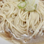 中華そば屋 伊藤 - 麺はスープから結構露出しています！