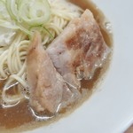 中華そば屋 伊藤 - チャーシューは厚切りなカットで、肉々しさが程良く残る弾力感