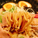 みなとや - 麺を頂いて見ると注文のラーメンに合わせて4種の麺を使っているみたいでストレートながら良い感じの噛み応えの中太麺！