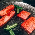 和牛炭焼 林太郎 - 特選カルビと特選ロース
            お肉の厚みが1センチ以上もあって、まるでステーキです。