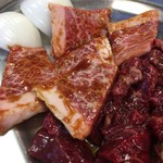 大門 - オバちゃん１推し！和牛カルビ‼今日はイイのが入った～って絶賛してた・・・その口車に乗せられて（笑）１人前１４５０円也～(^▽^;)