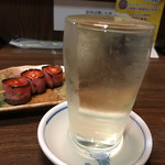 プチトマトベーコン串 216円、日本酒 加賀鳶 極寒純米酒 石川県金沢市 648円。