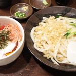 しんと - Aセット(900円)のまぐろづけと生桜エビ・タコ小丼と冷たいたぬきうどん