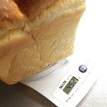 ラスリーズ - 山型食パン計量。