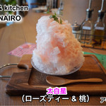 CAFE&KITCHEN nanairo - サッパリした味のかき氷で、中には、桃が入っています。