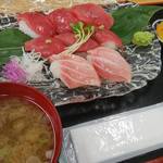 みなと市場 小松鮪専門店 - 「マグロの握り」