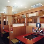 錦わらい - 広々テーブル席でアツアツ鉄板料理を