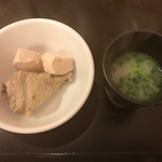 濃厚水炊き かぐら - 鶏肉とまずは飲んでみてのスープ