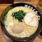 横浜家系ラーメン 横浜道 - 家系ラーメン並／醤油690円(税込)