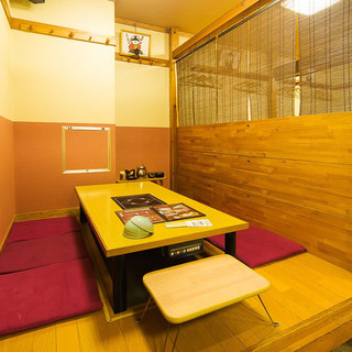 掘りごたつ席(2～7名)カーテンで仕切ることができる半個室空間。