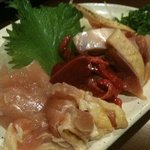 かっぱ - 【2011/2再訪】　毎回、必ず注文する地鶏刺身の三種盛りです。