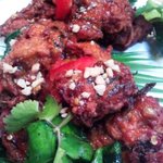 ロムアロイ - 「トート・マン・ガイ」：ハーブと甘酸っぱいたれにまぶされた、鶏のさつま揚げ。