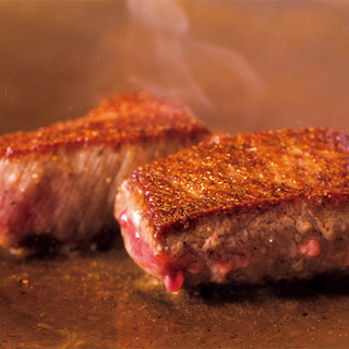 【熟練の技】職人が鉄板で焼く最高のステーキ