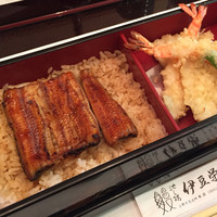 鰻割烹 伊豆栄 梅川亭 - 昼 松花堂弁当 松。小さめうな重に、天ぷら(海老2本・いか・きす・ししとう2本)、お吸い物・お新香付。