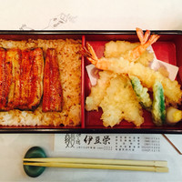 鰻割烹 伊豆栄 梅川亭 - 昼 松花堂弁当 松。小さめうな重に、天ぷら(海老2本・いか・きす・ししとう2本)、お吸い物・お新香付。