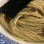 麺処ほん田 - 昆布水に浸かった麺