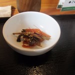 Sakana Kicchin Tsumugi - 添えられた小鉢はキンピラです。