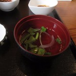 Sakana Kicchin Tsumugi - 海鮮丼に添えられた汁椀は上品な味のお吸い物でした。