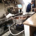 Motsuyaki Goen - 店の厨房と煮込みの鍋