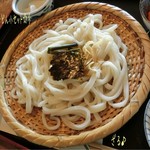 ちくら - うむどん小セット(900円)でざる♪ コシがあってナカナカ☆彡
山梨のうどんでなく群馬の水沢うどんで、所々透き通る白い麺でコシと弾力があり冷たいざるうどんで食べるそう。讃岐とはまた別のコシがあった♪