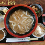 ちくら - うむどん小セット(900円)で釜揚げ♪ セットはまぜご飯小、煮物小、おしんこ付☆彡
釜揚げは綺麗な麺でコシはないけどあったまる！
そしてつけつゆのごまだれはかなりおいしく、筍とコゴミと海苔も一緒に☆彡