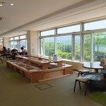 足柄浪漫館 足湯カフェ - 図書館みたいな店内。