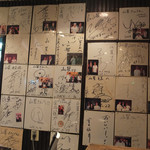 炭火焼肉 四谷山星 - 店内にはサインがびっちり