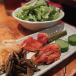 炭火焼肉 四谷山星 - キムチ、ナムルの盛り合わせ
