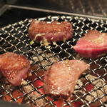 炭火焼肉 四谷山星 - 上タンはこの厚み！