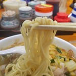 天理スタミナラーメン - 麺は中太ストレート